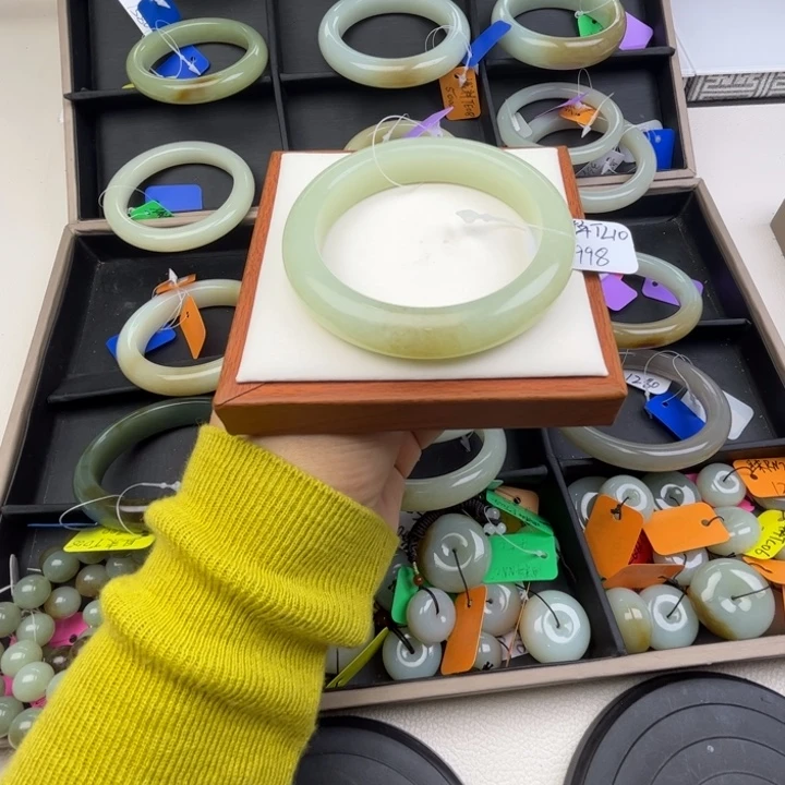 未镶嵌手镯和田玉七月