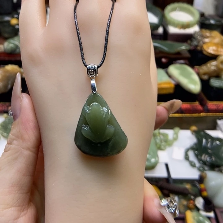 颈饰未镶嵌岫岩河磨玉（透闪石质玉）