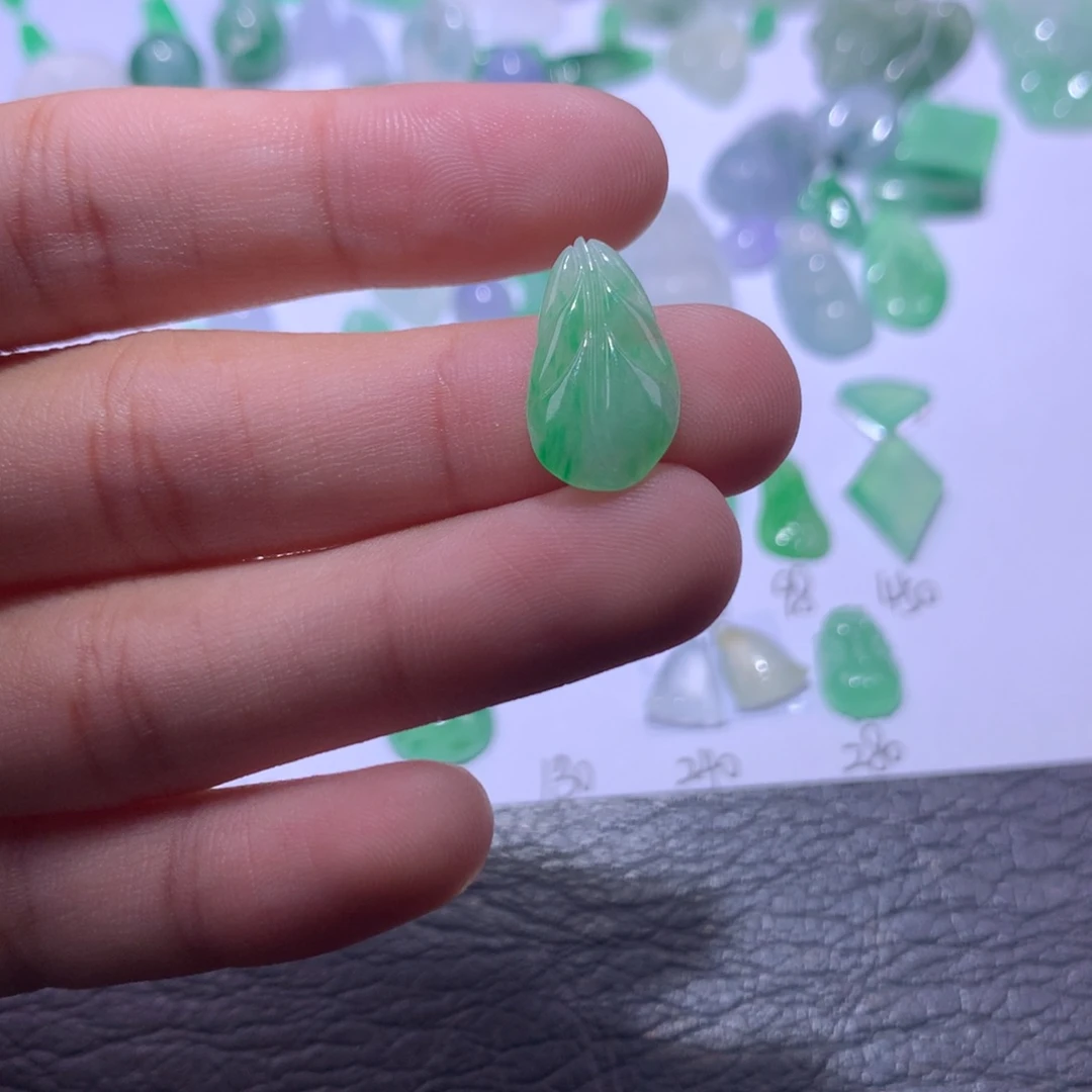 翡翠未镶嵌颈饰叶子