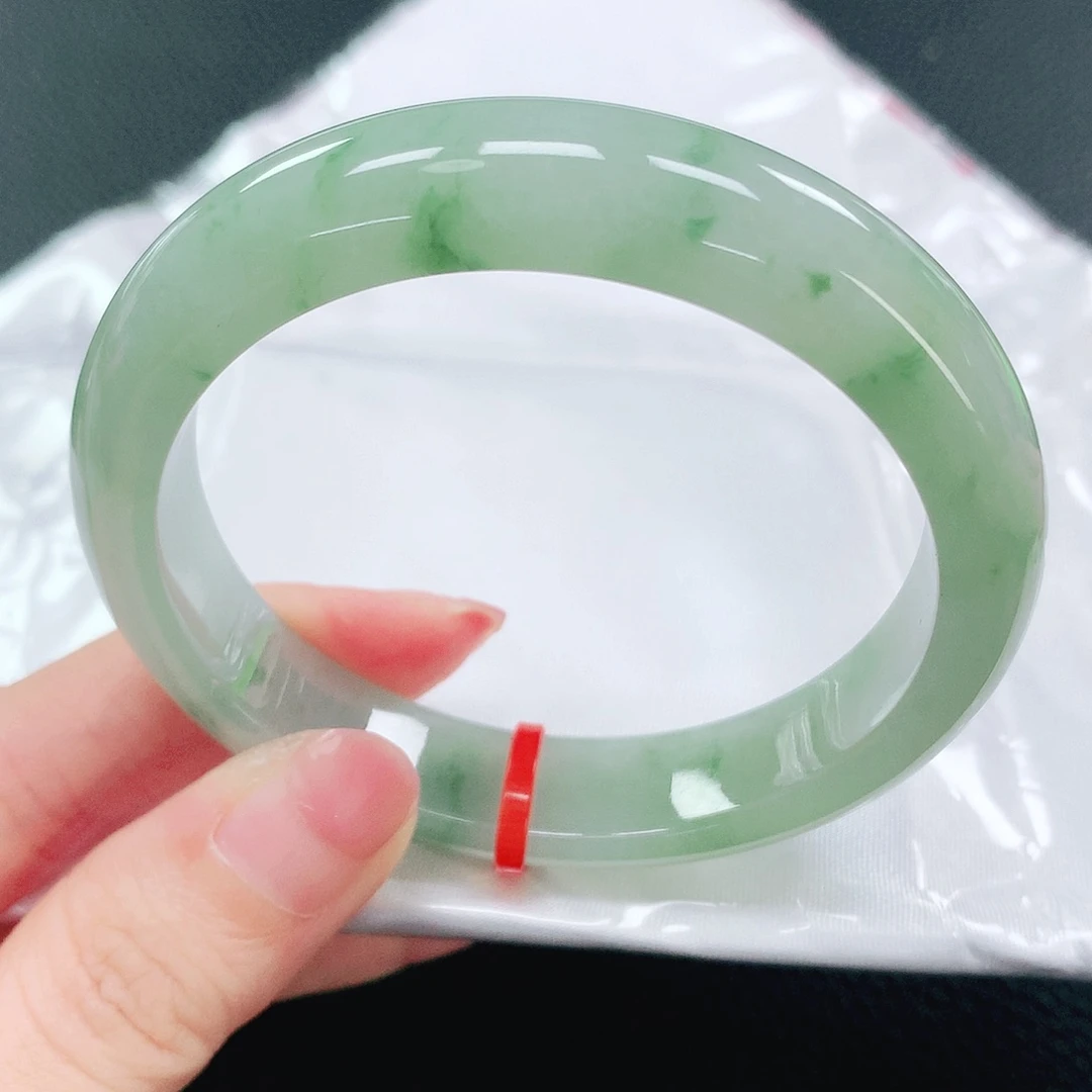 翡翠手镯未镶嵌55圈