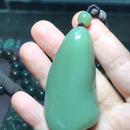 颈饰未镶嵌岫岩老玉（透闪石质玉）飘**烟