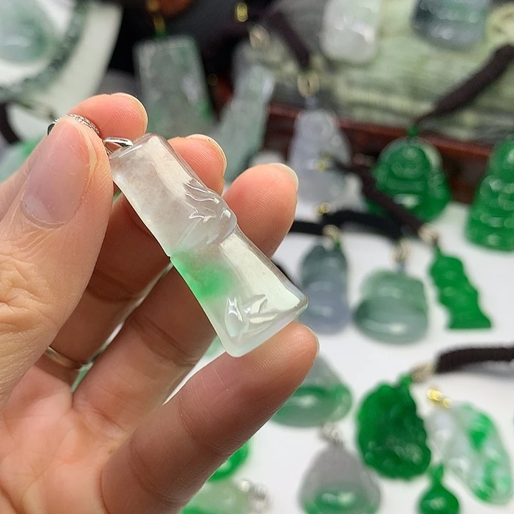 翡翠未镶嵌吊坠(赠链)