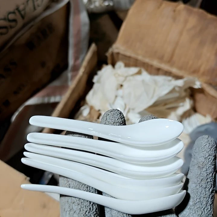 摆件盘子碗茶壶啥都有