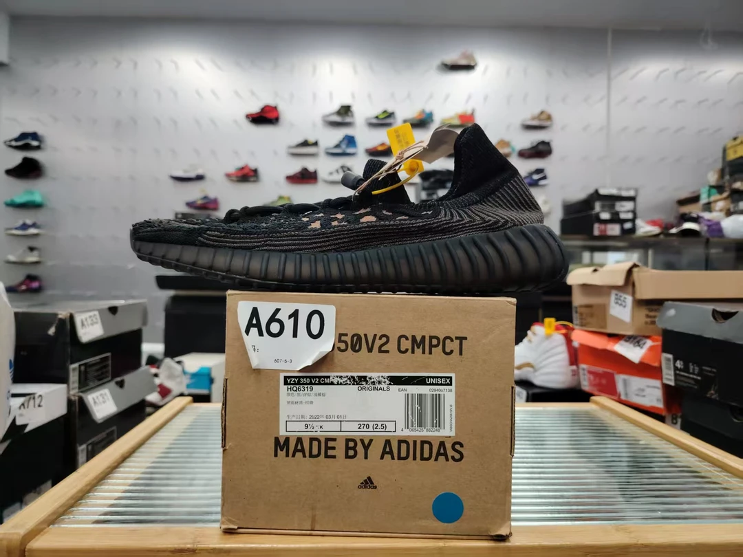 adidasi yzy350 黑色  全新原盒  44.5码 11月25 guai A610
