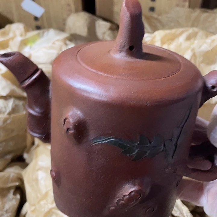 茶壶紫砂原矿泥料，手工制作的一把紫砂壶。
