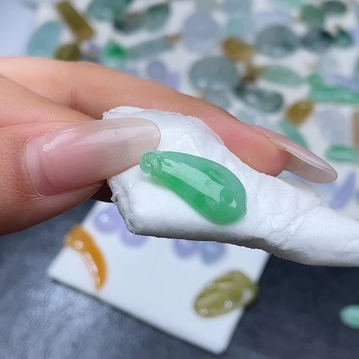 翡翠未镶嵌挂件阳绿色瓜