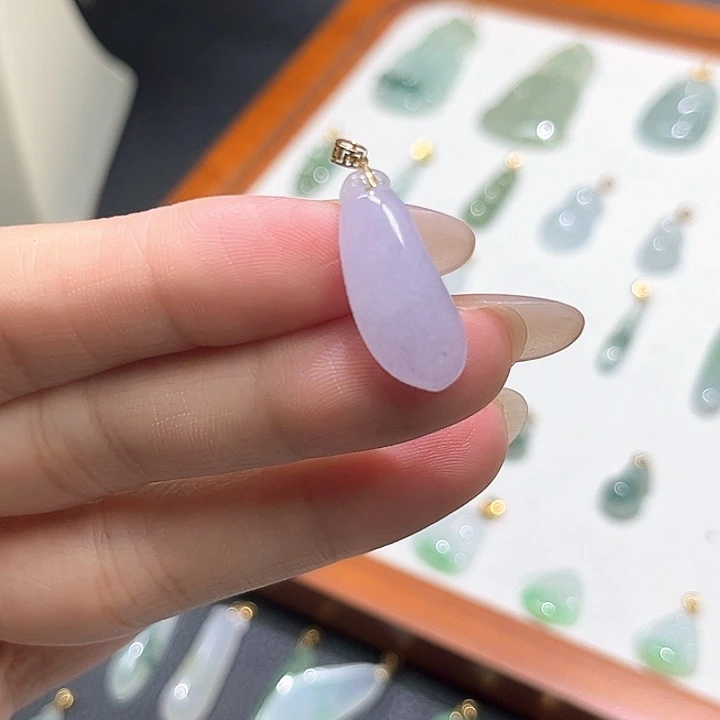 颈饰18K金镶嵌翡翠