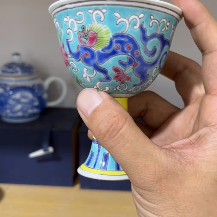 摆件摆件箱内还有一些金属或铜