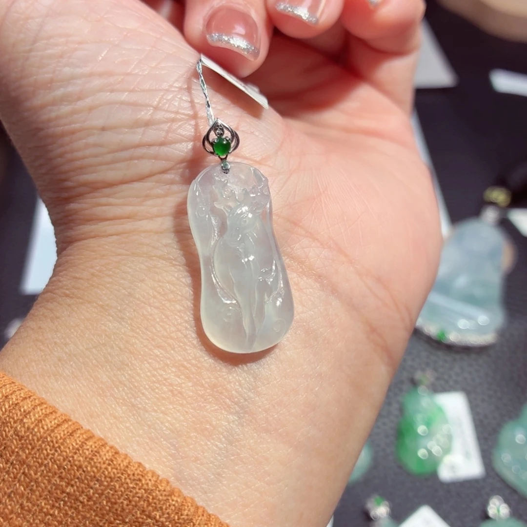 颈饰18K金镶嵌翡翠一鹿有你