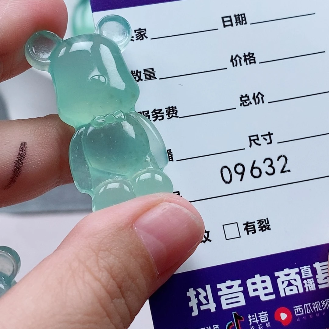 未镶嵌蛇纹石玉吊坠