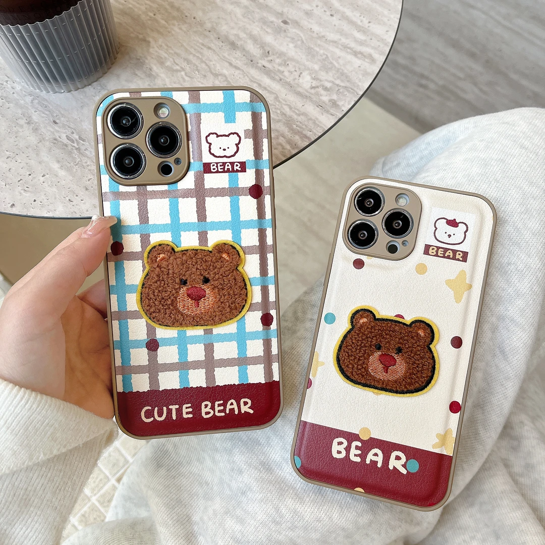 秋冬皮质刺绣毛绒小熊手机壳适用iPhone16promax苹果15/14/13/12