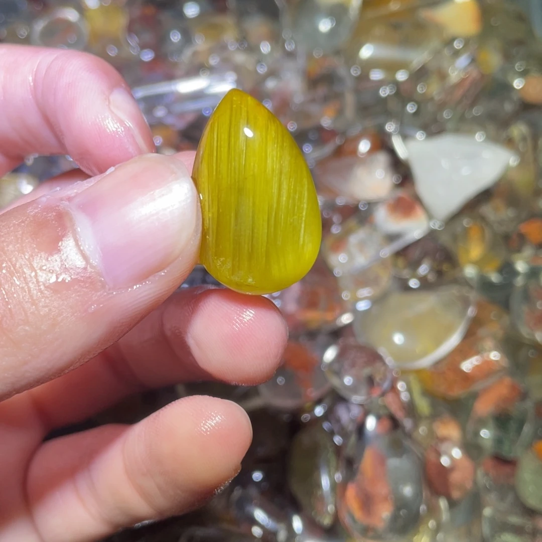 橙***B只买单纯的吊坠，没带链子，属的性质。