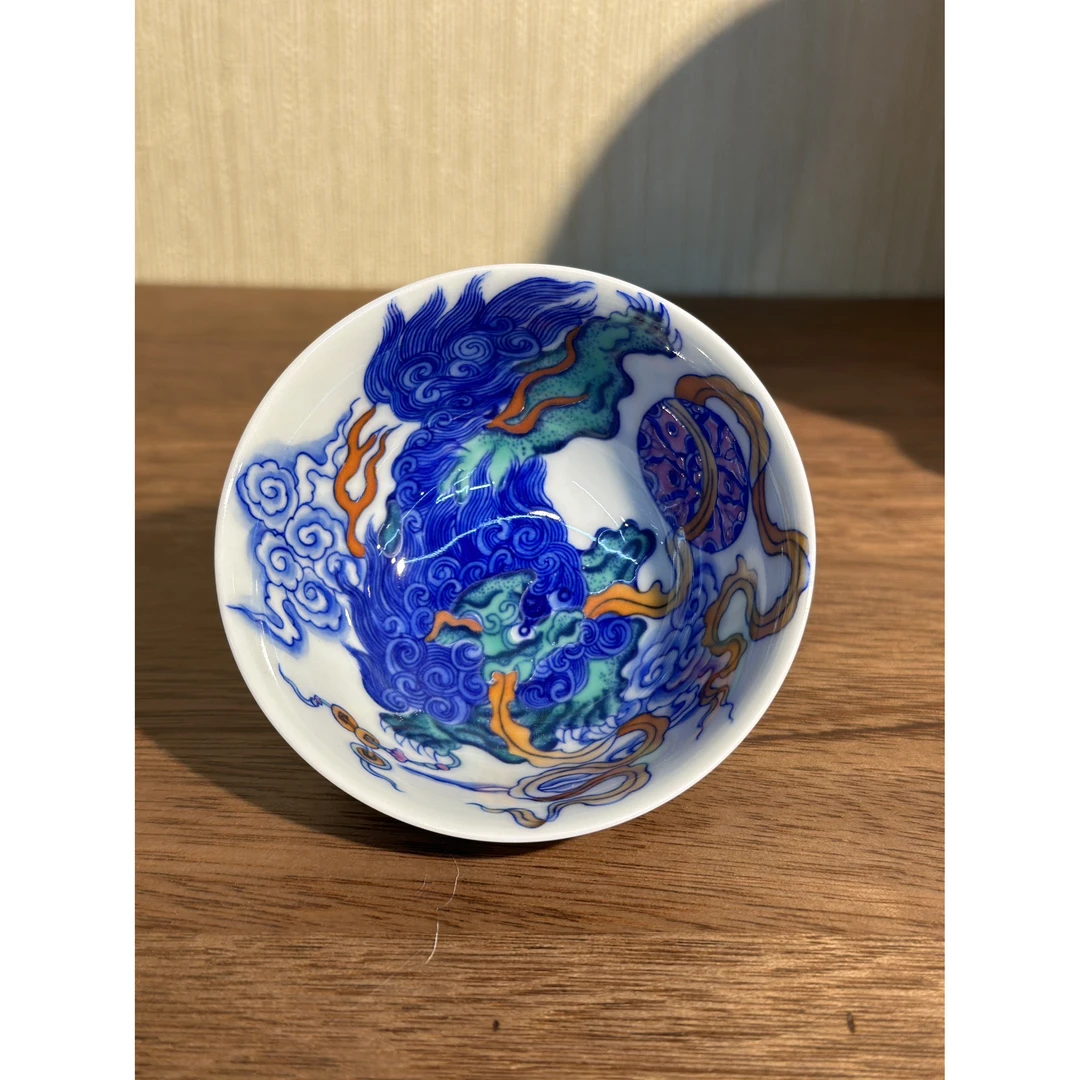 景德镇手绘青花斗彩醒狮绣球主人杯