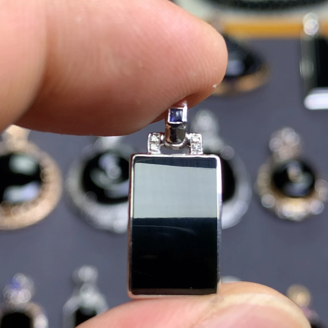 颈饰18K金镶嵌翡翠墨翠无事牌