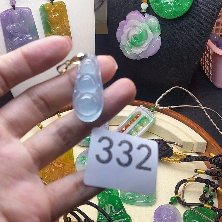 翡翠未镶嵌吊坠(赠链)