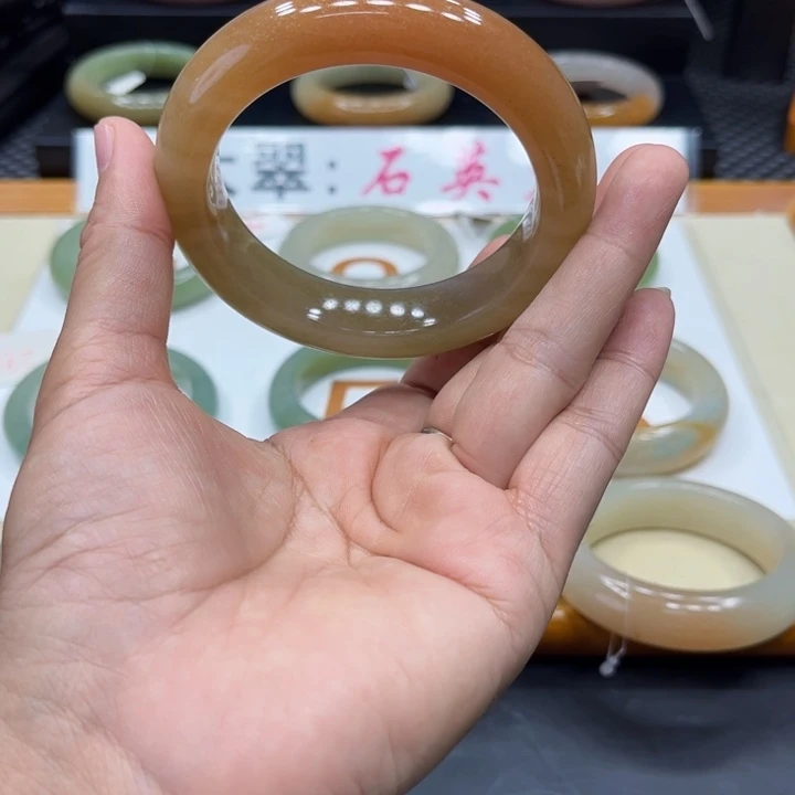 未镶嵌手镯石英质玉家**女