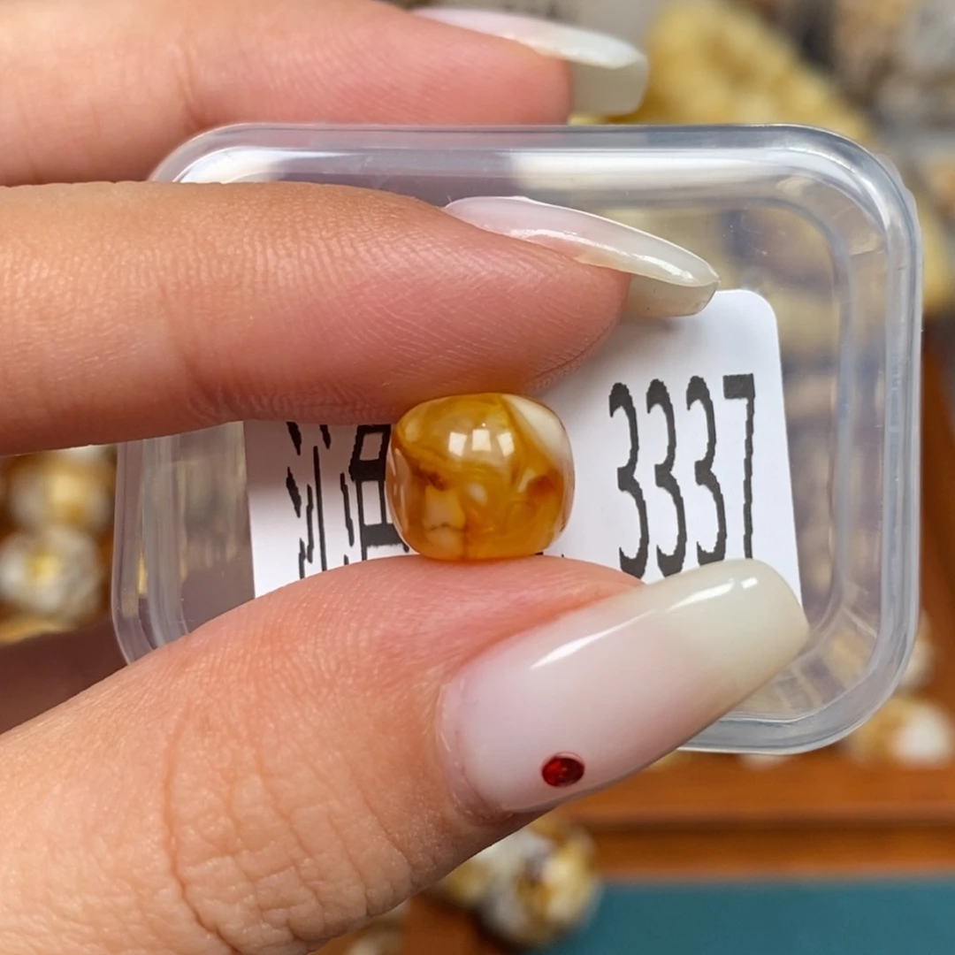 蜜蜡未镶嵌珠宝奇石3337