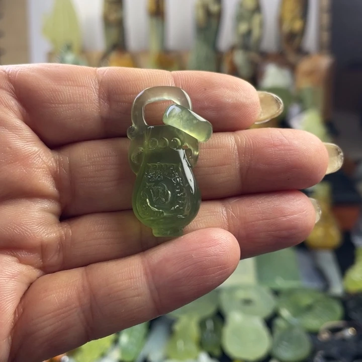 蛇纹石玉颈饰合金