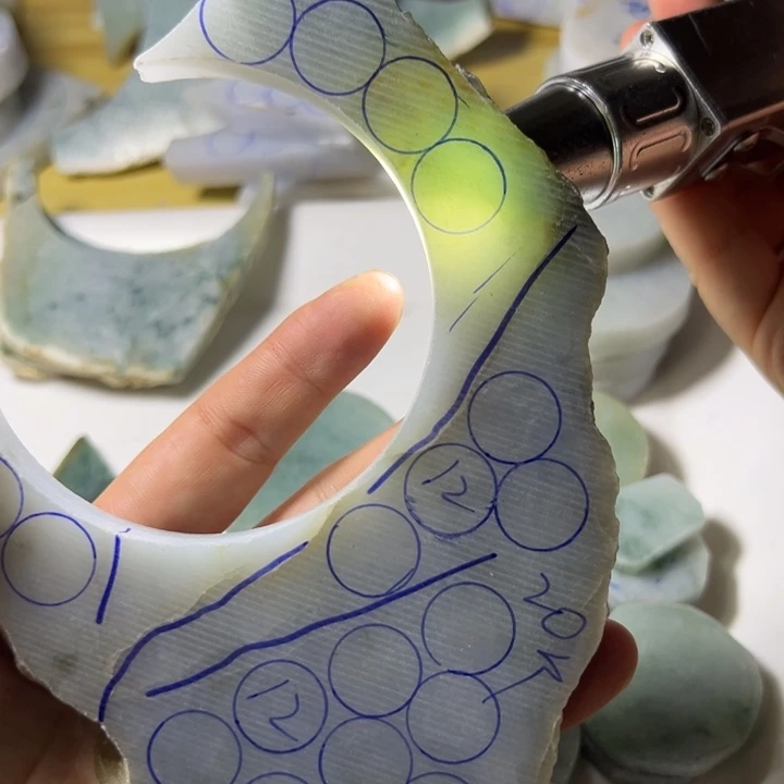 翡翠未镶嵌颈饰翡翠片料