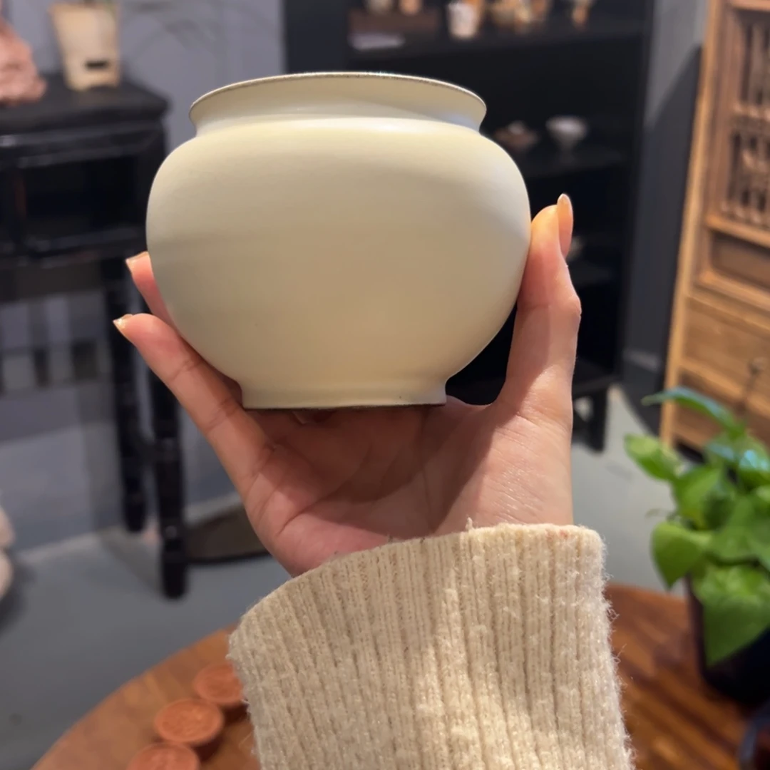 瓷片陶瓷。       陶瓷。