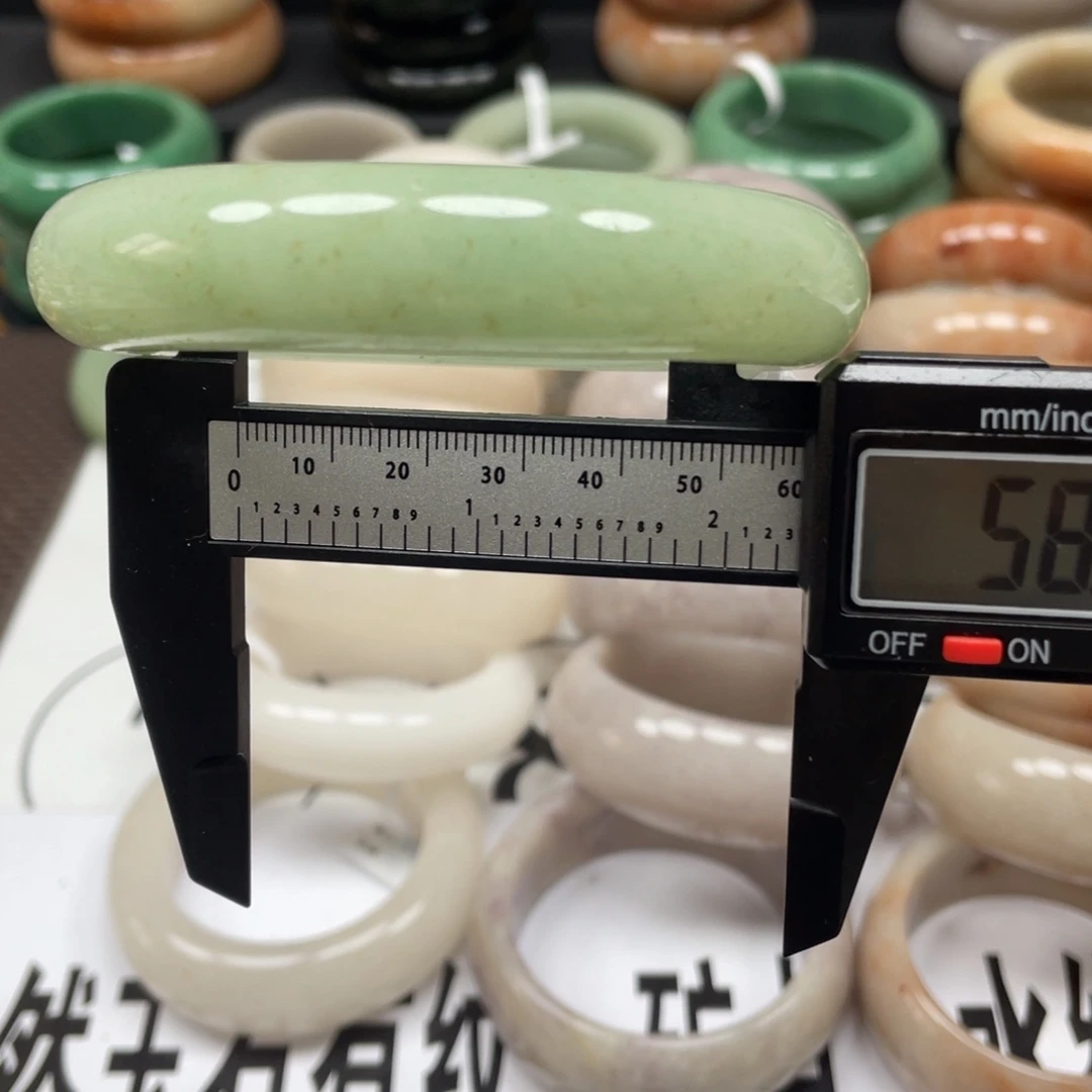 未镶嵌手镯石英质玉