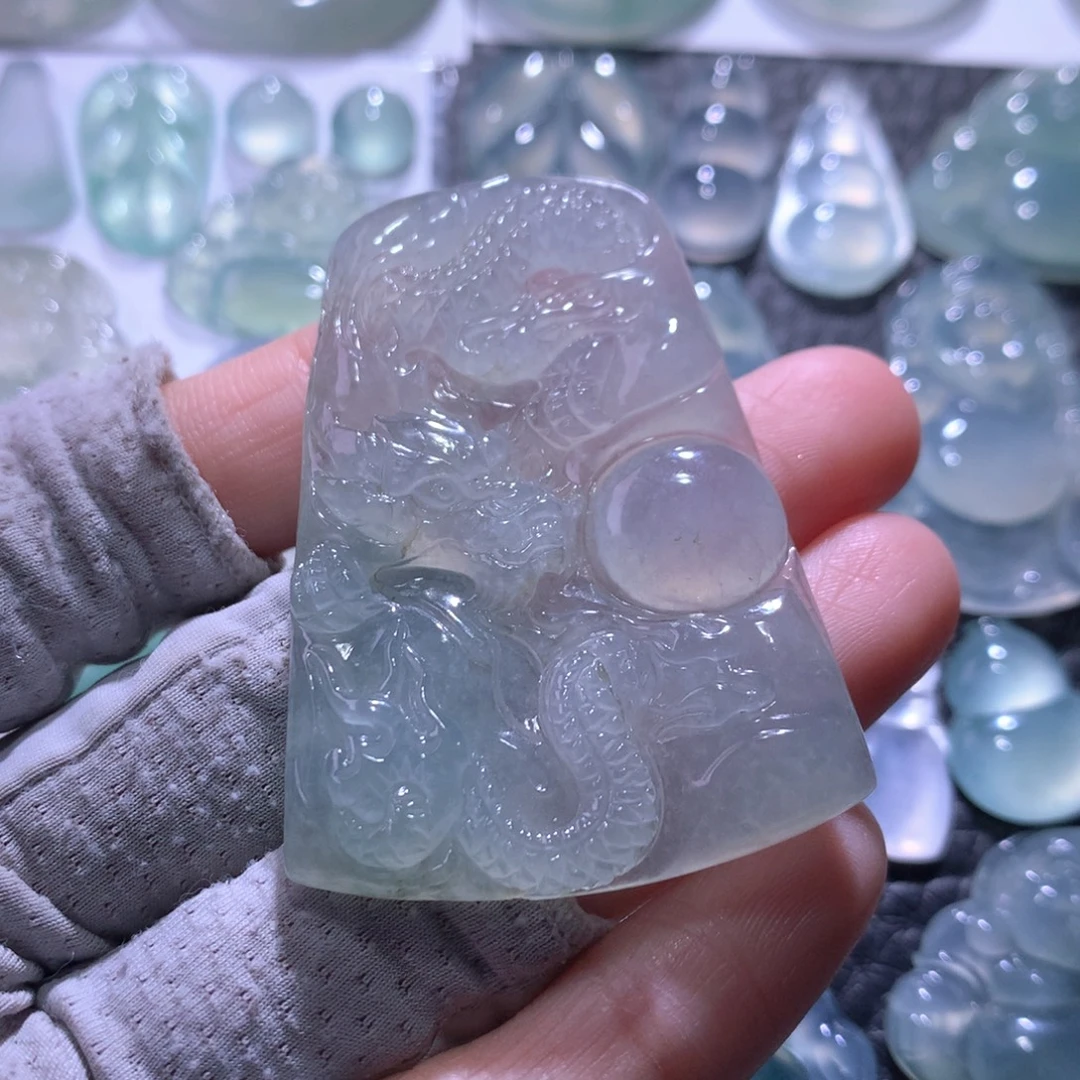 翡翠未镶嵌颈饰龙牌