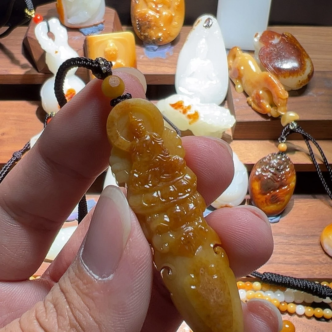 爱***倪和田玉未镶嵌颈饰