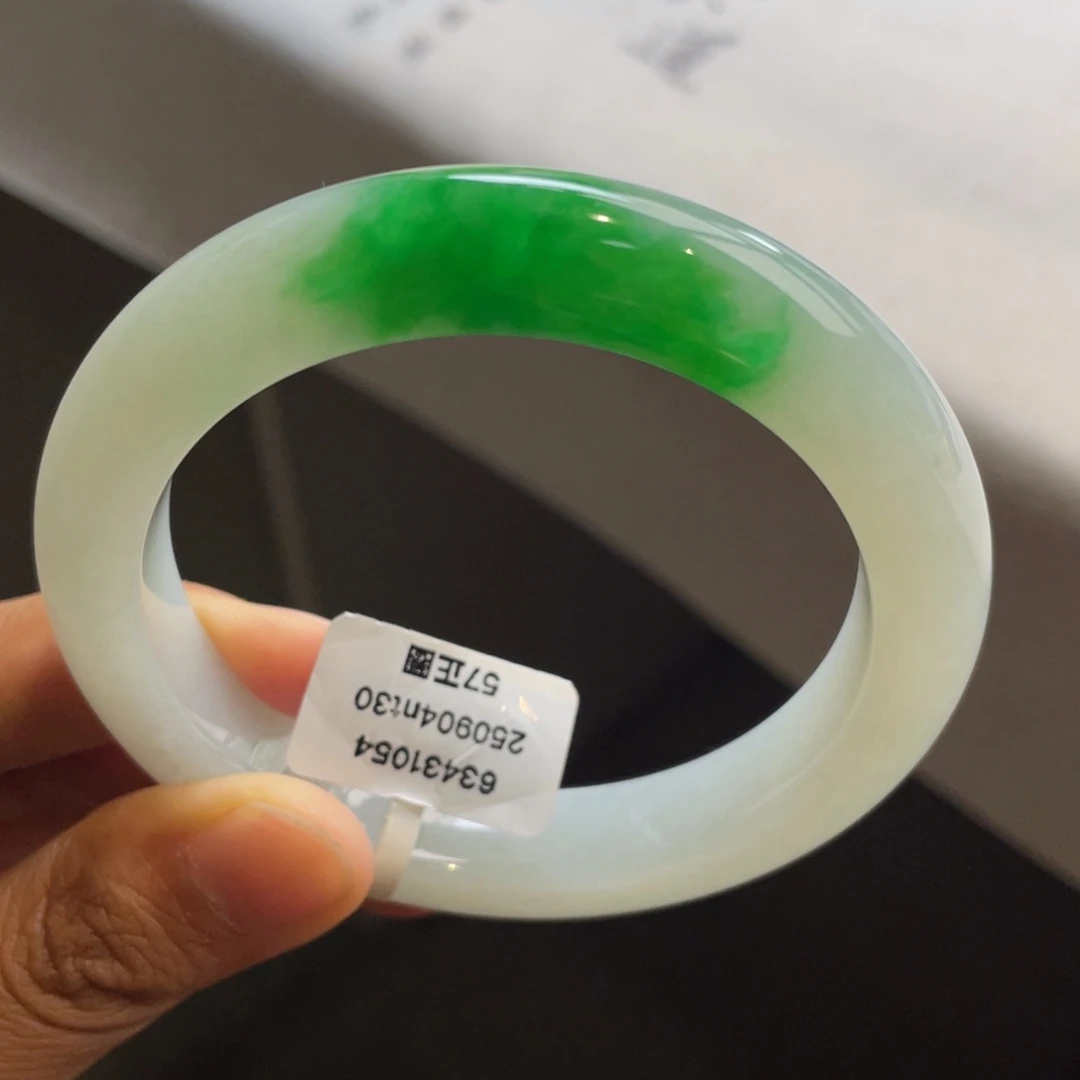 翡翠未镶嵌手镯白底青泥鳅背（有纹）