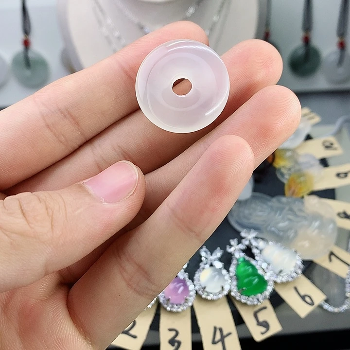 只买单纯的吊坠，没带链子，属的性质。石英石