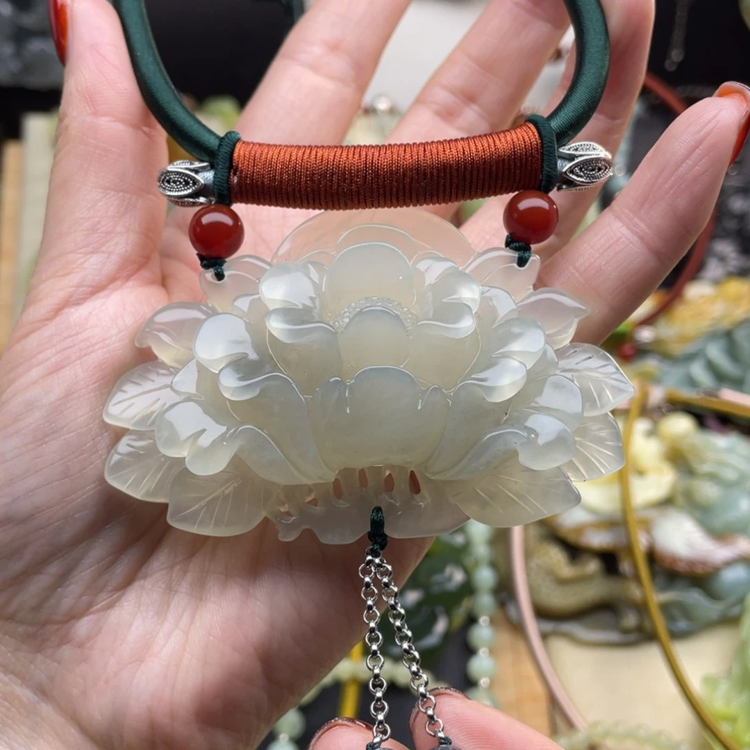 蛇纹石玉颈饰未镶嵌