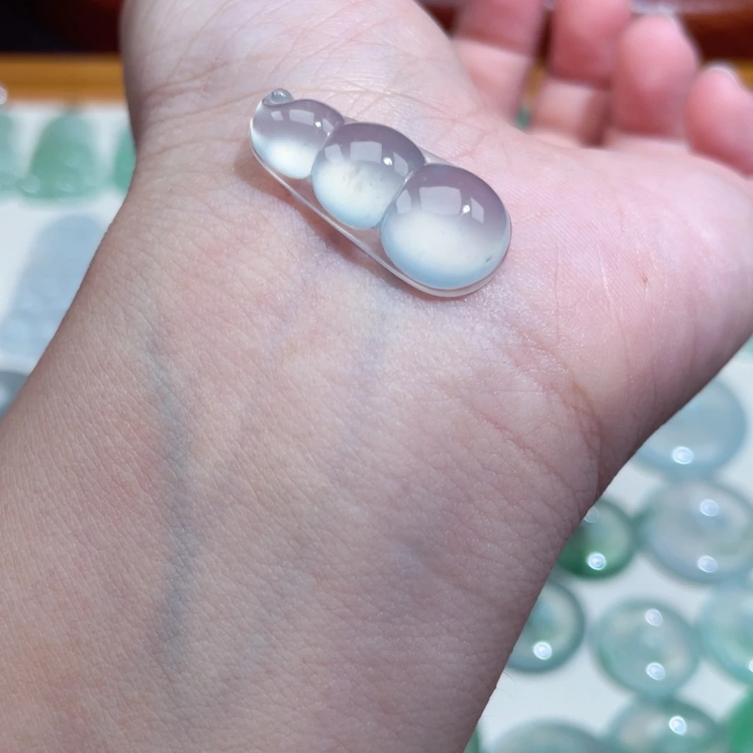 翡翠未镶嵌颈饰豆子