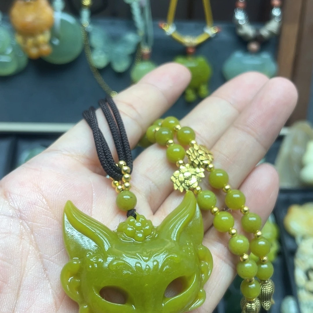 蛇纹石玉未镶嵌颈饰