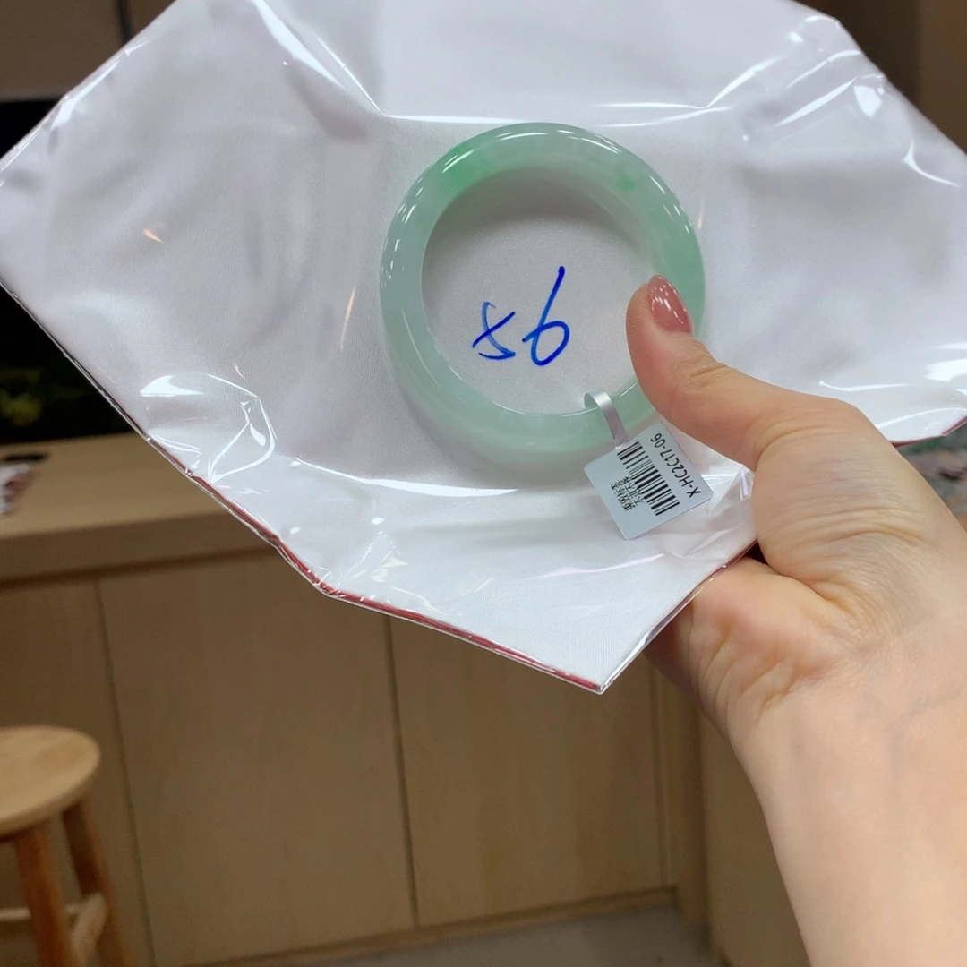 翡翠手镯未镶嵌不退不换