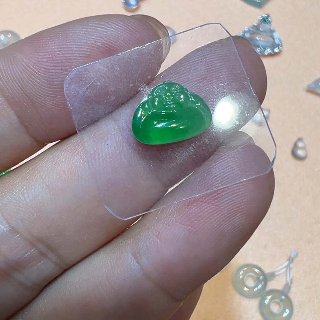 翡翠未镶嵌颈饰佛