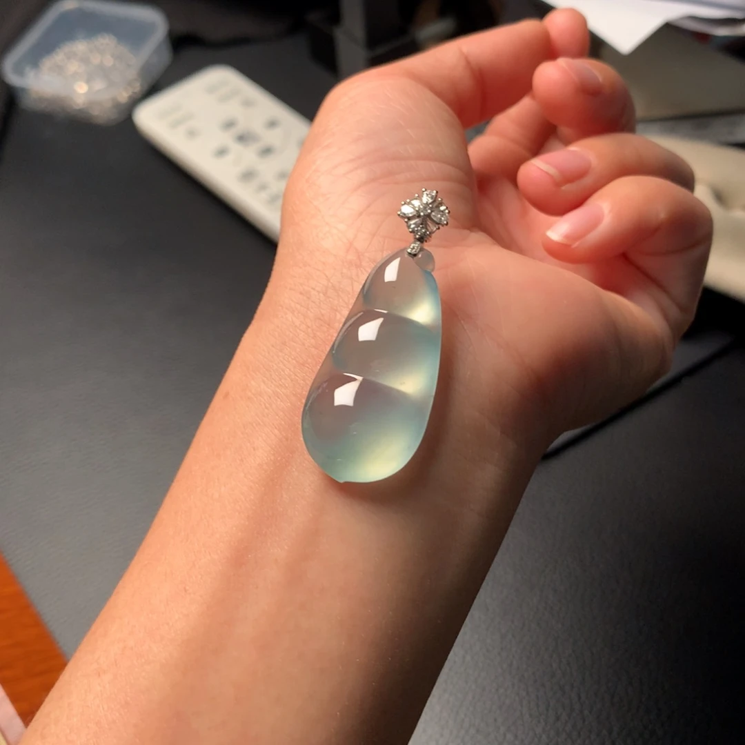 翡翠吊坠(赠链)18K金镶嵌巨厚连中三元