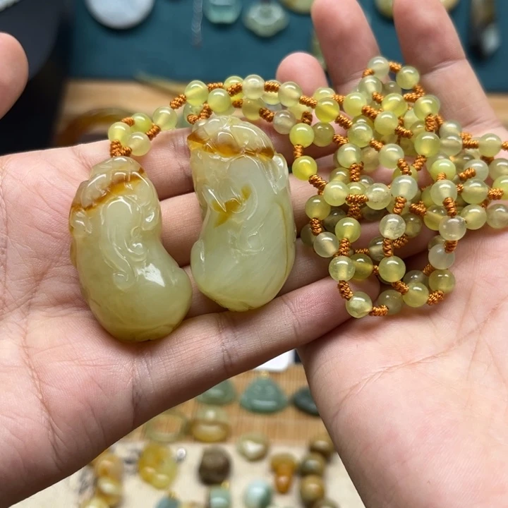 蛇纹石玉未镶嵌颈饰