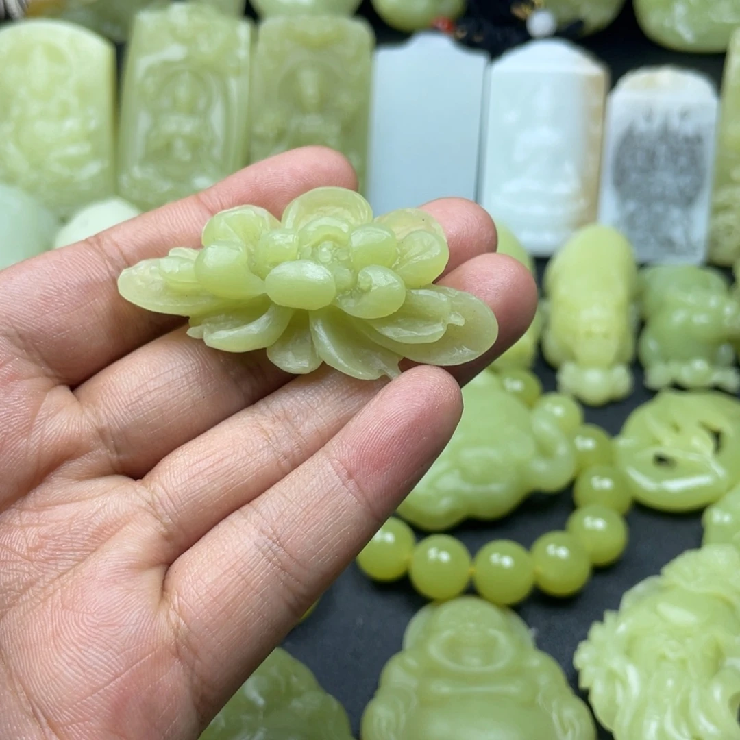 刁***姐和田玉（黄玉）未镶嵌颈饰