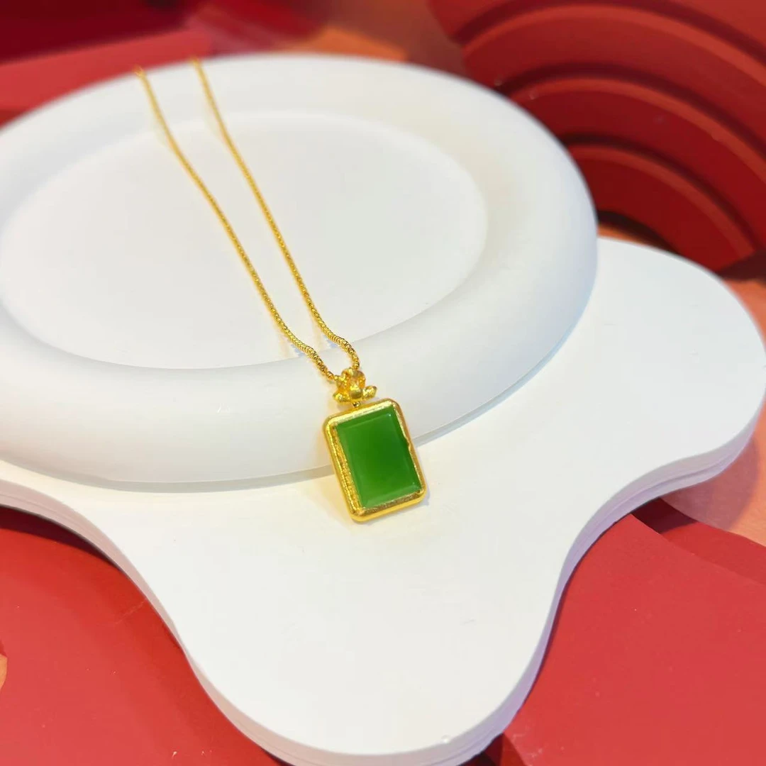 18K金莲花镶嵌10*14mm苹果绿无事牌HNZ9264