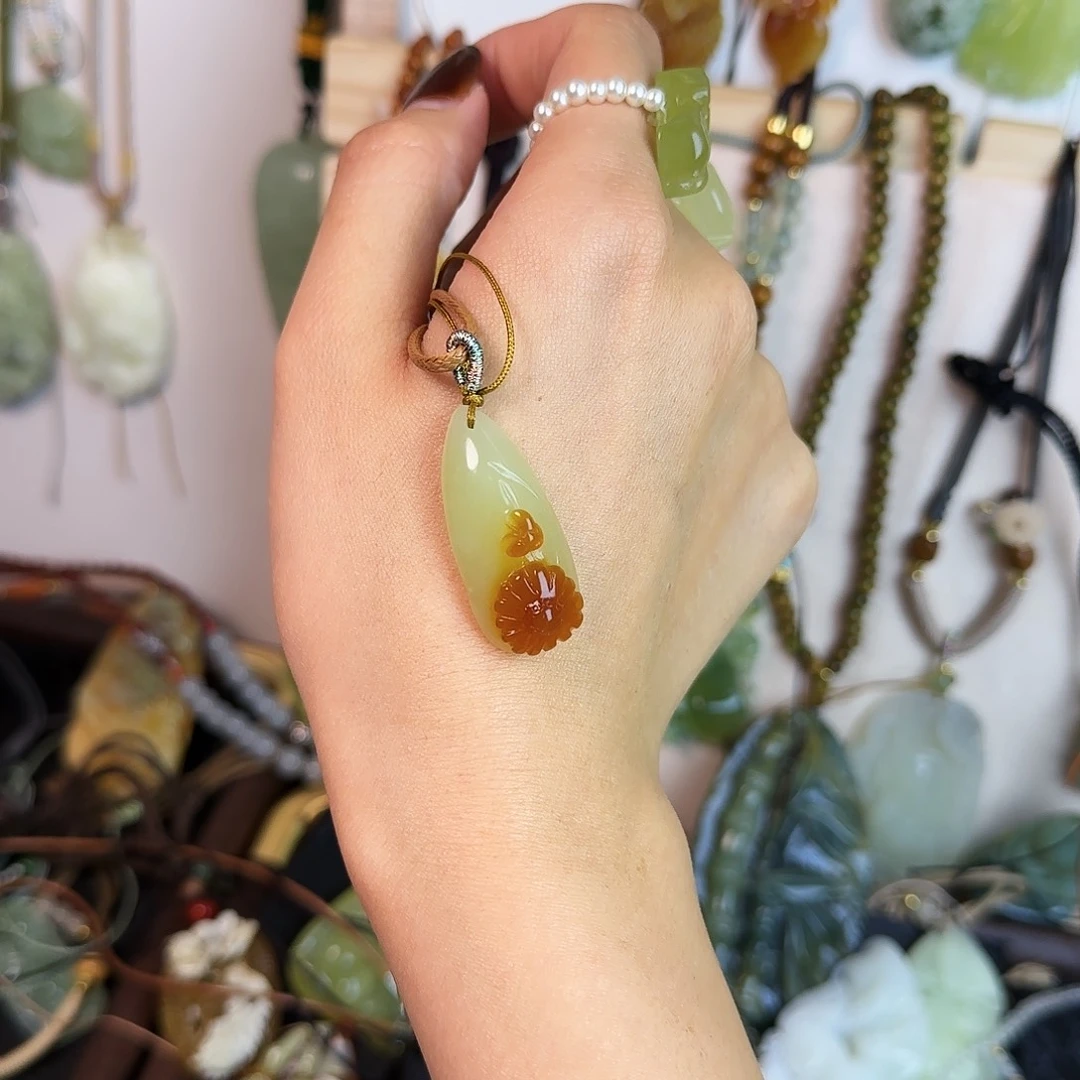 淡***笑蛇纹石玉未镶嵌颈饰