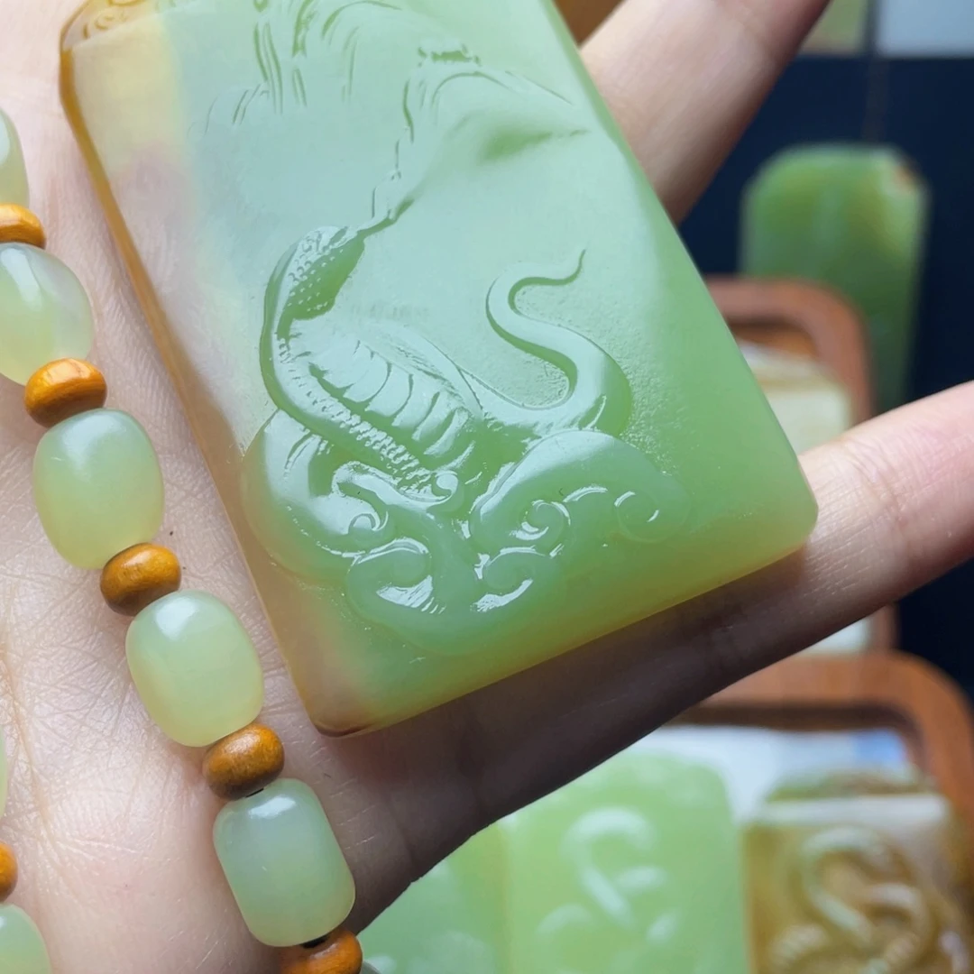 删**憶新疆昆仑山料牌形