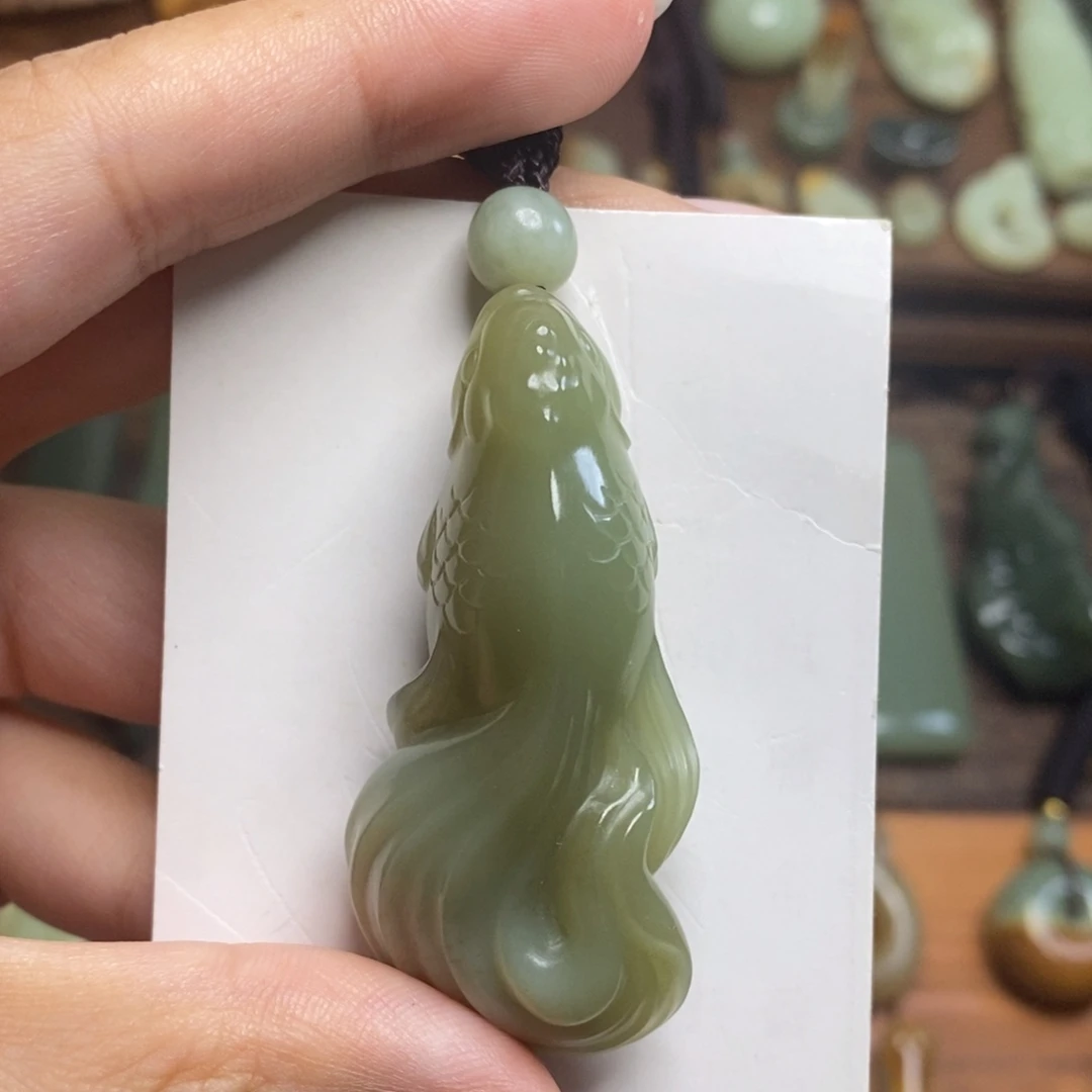 伟***国颈饰未镶嵌岫岩老玉（透闪石质玉）