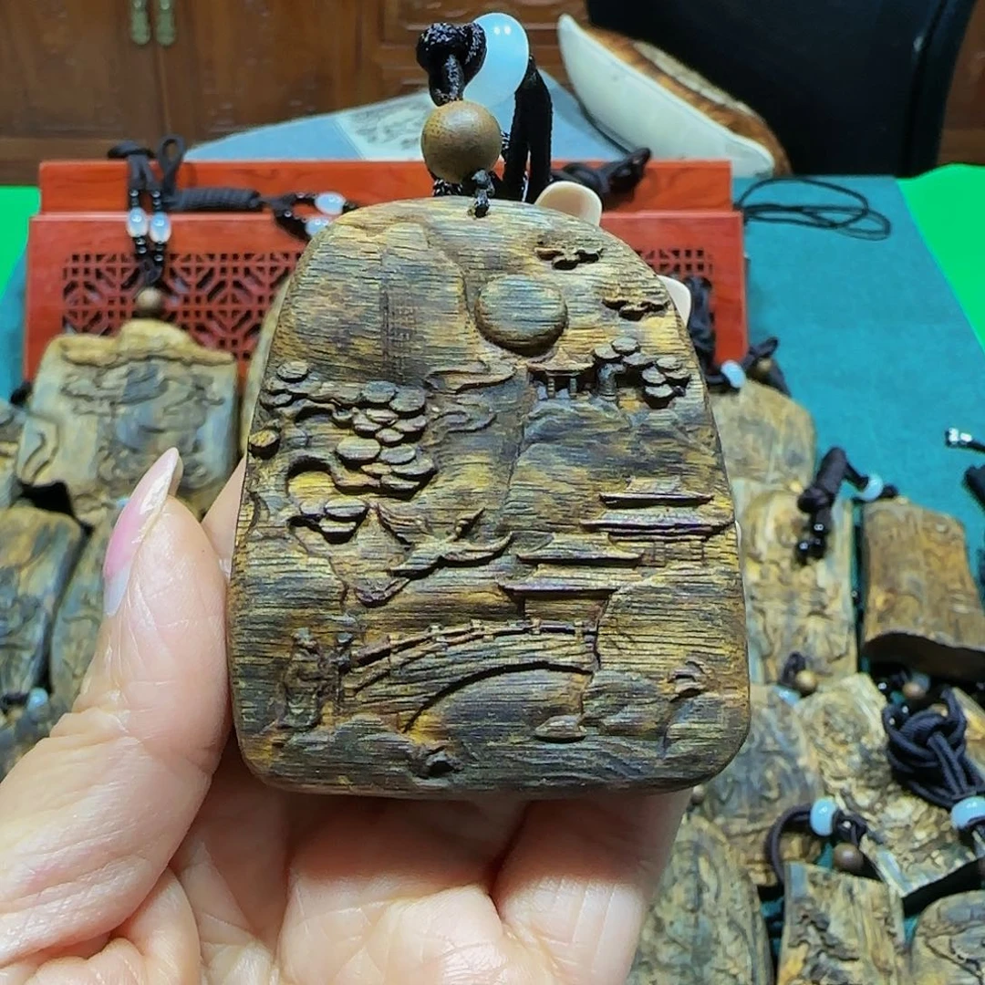 沉香吊坠海南白奇乌身老料雕刻山水牌带绳24克