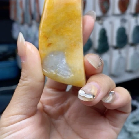 翡翠颈饰未镶嵌翡翠