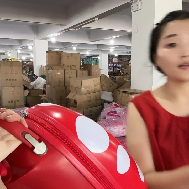 蛋形红色五角形行李箱