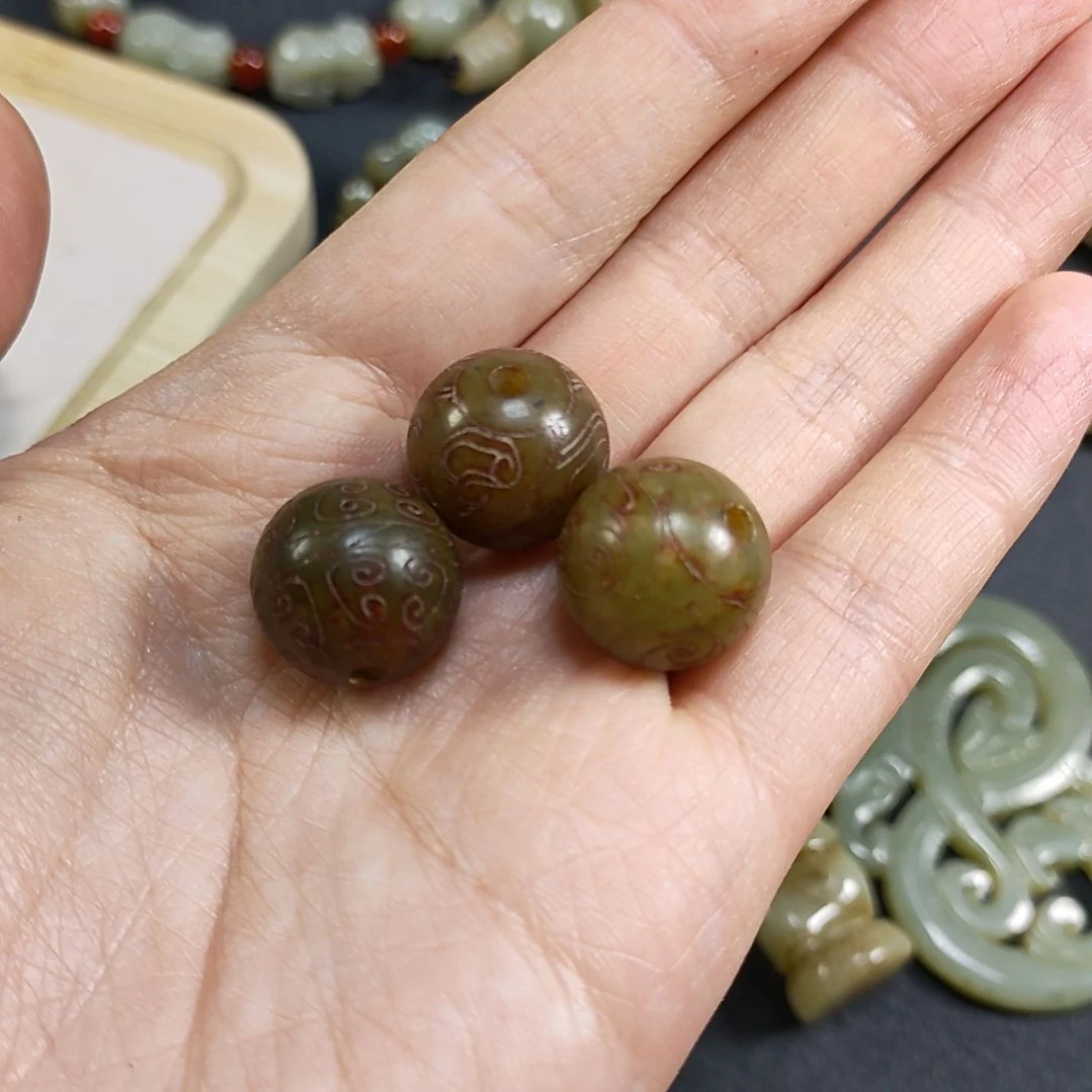 和田玉颈饰未镶嵌香****人