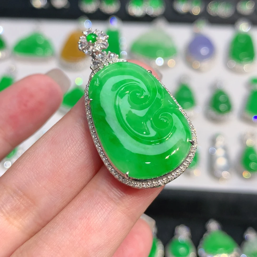 颈饰18K金镶嵌翡翠吊坠