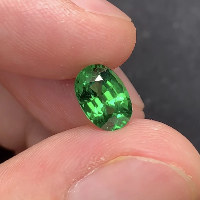 天然卡扎尼绿沙弗莱2.3ct 颜色艳丽晶体通透满火彩