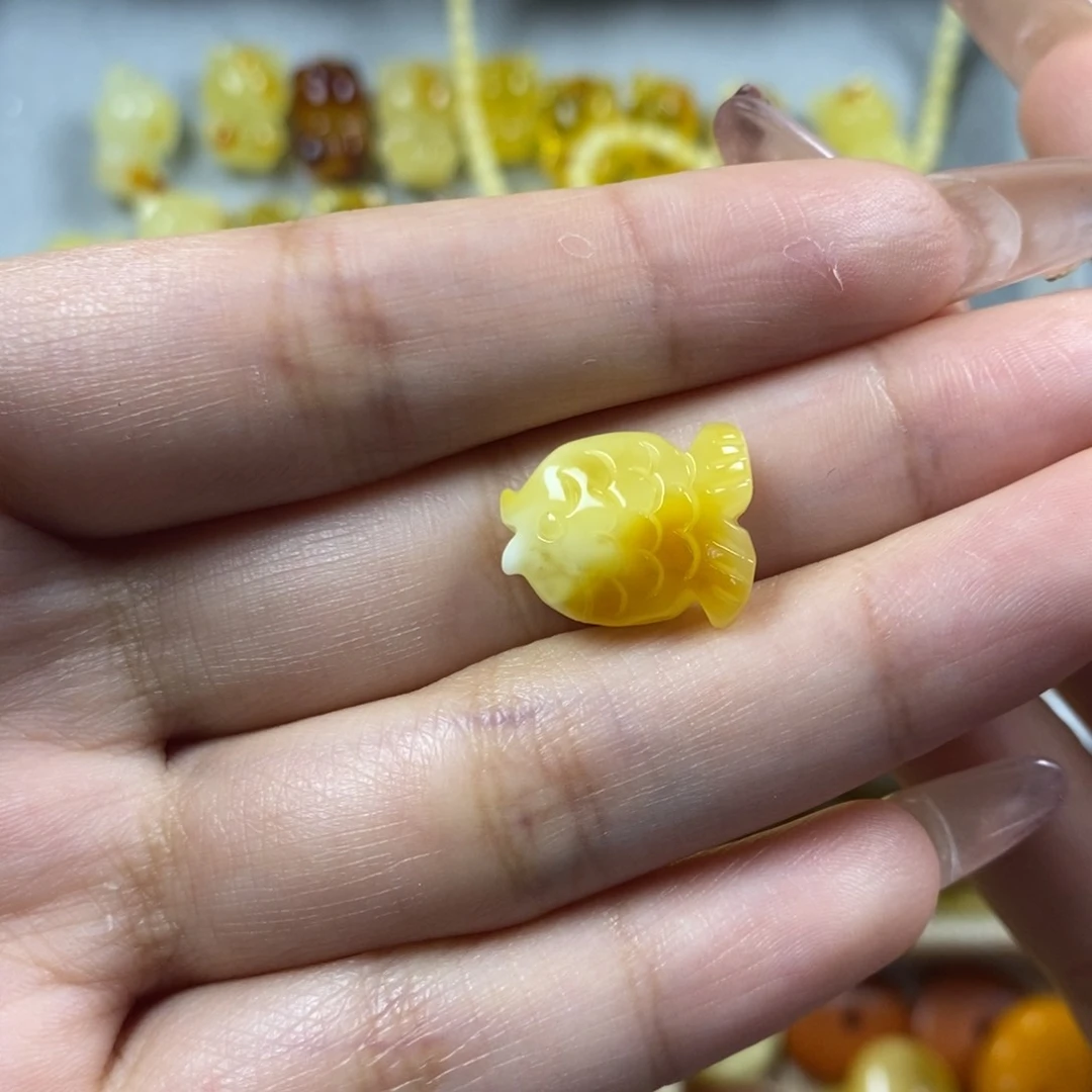 琥珀裸石未镶嵌玫****告小鱼