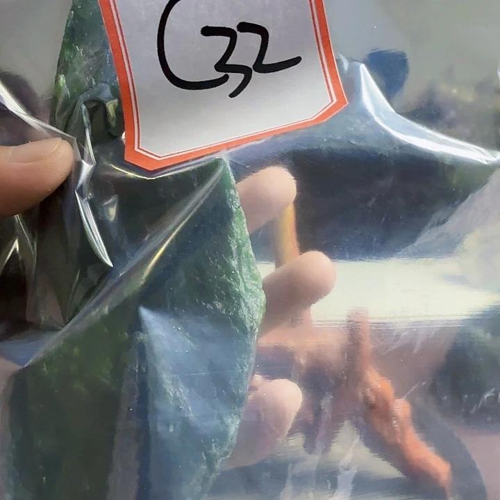 战***歌蛇纹石玉未镶嵌岫岩玉石