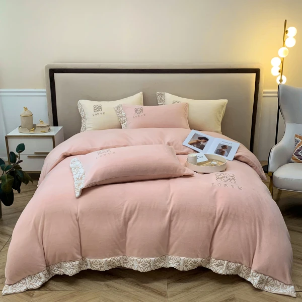 加厚牛奶绒刺绣拼边款四件套-罗意威系列-粉玉